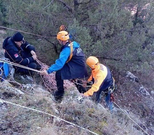 Doğa yürüyüşünde iki kayanın arasına sıkıştı