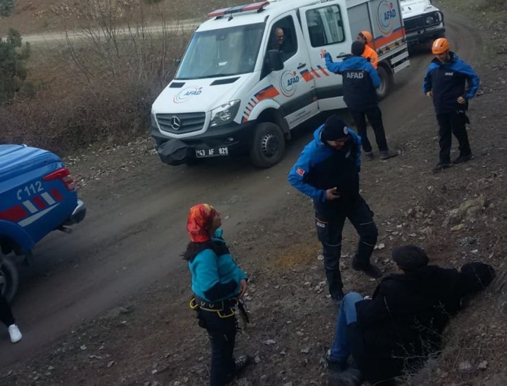 Doğa yürüyüşünde iki kayanın arasına sıkıştı