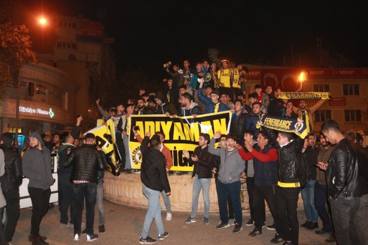 Fenerbahçeli taraftarlardan galibiyet coşkusu