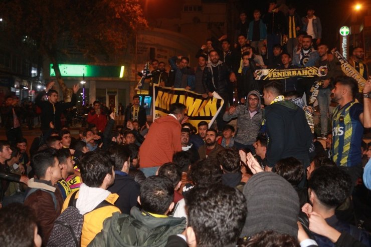 Fenerbahçeli taraftarlardan galibiyet coşkusu