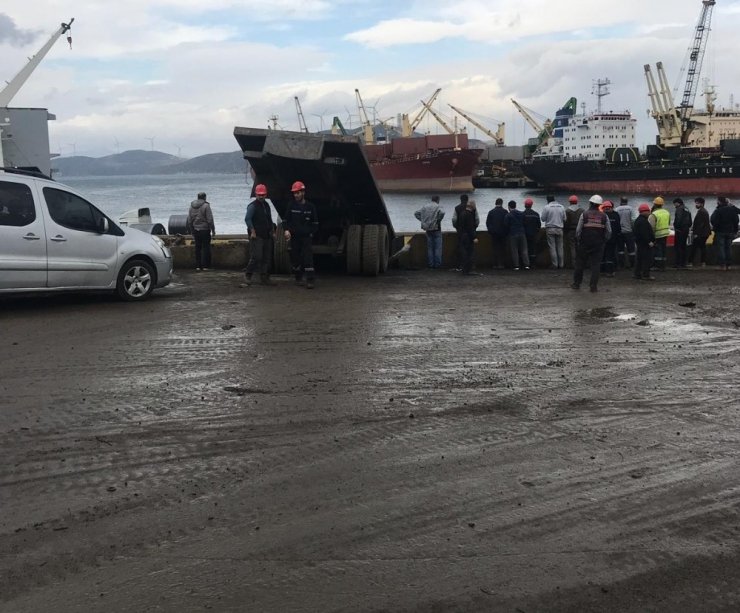 İzmir’de hurda yüklü tır yoldan çıktı: 1 ölü