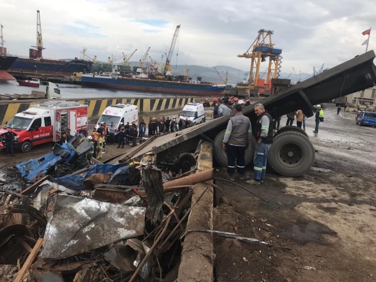 İzmir’de hurda yüklü tır yoldan çıktı: 1 ölü