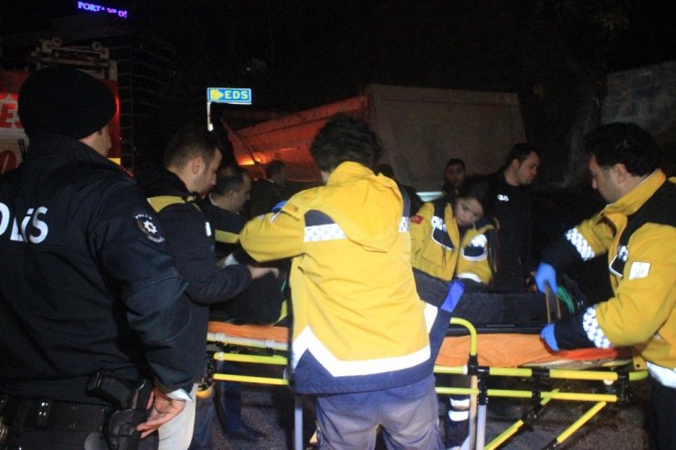 Otomobil park halindeki hafriyat kamyona çarptı: 1’i ağır 2 yaralı