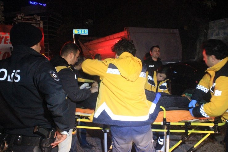 Otomobil park halindeki hafriyat kamyona çarptı: 1’i ağır 2 yaralı