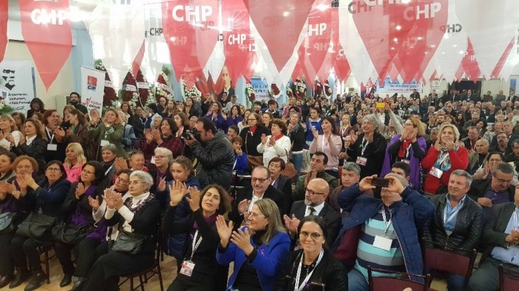 Kuşadası CHP’de Başkan Mehmet Gürbilek güven tazeledi