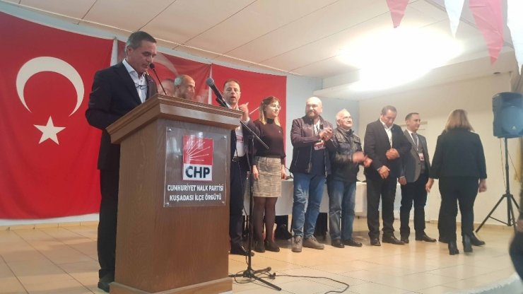 Kuşadası CHP’de Başkan Mehmet Gürbilek güven tazeledi