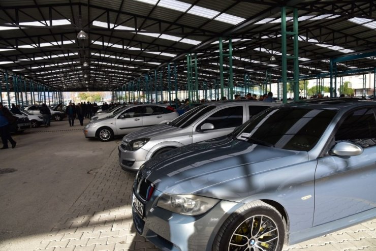 Manisa Açık Oto Pazarına büyük ilgi