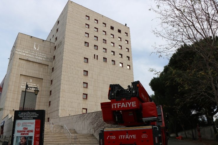 Askerde kalmak için 50 metre yükseklikteki binanın tepesine çıktı