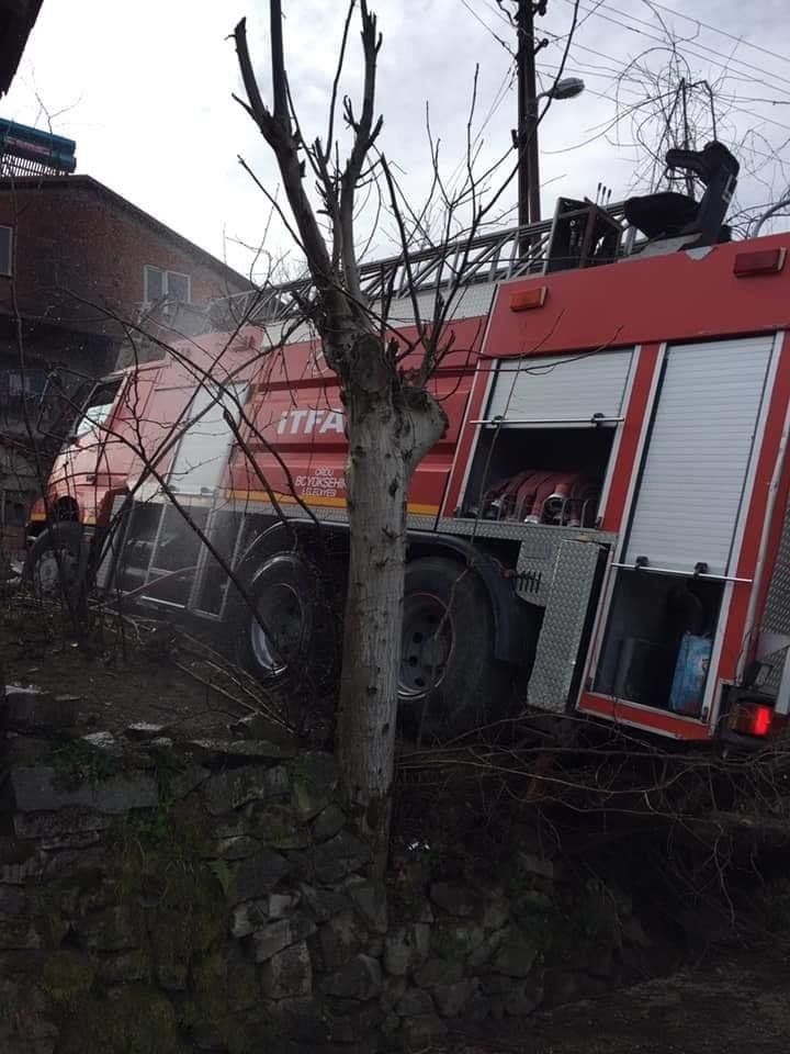 Yangına giden itfaiye ekipleri kaza geçirdi