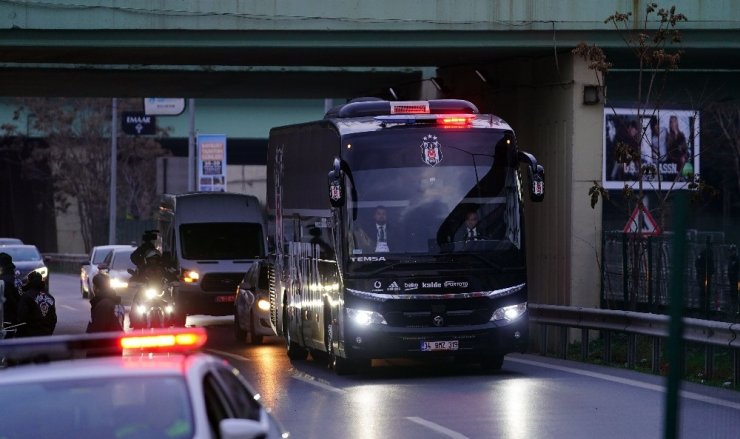 Derbi öncesi takım otobüsleri stada ulaştı