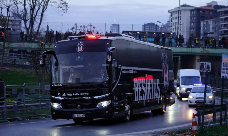 Derbi öncesi takım otobüsleri stada ulaştı
