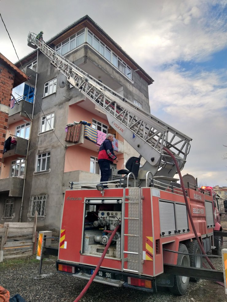 Suşehri'nde çatı yangını hasara yol açtı