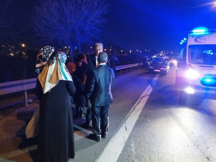 TEM’de makas atarak ilerleyen araç düğünden dönen iki otomobile çarptı: 3 yaralı