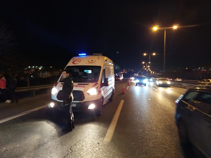 TEM’de makas atarak ilerleyen araç düğünden dönen iki otomobile çarptı: 3 yaralı