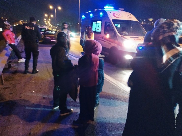TEM’de makas atarak ilerleyen araç düğünden dönen iki otomobile çarptı: 3 yaralı