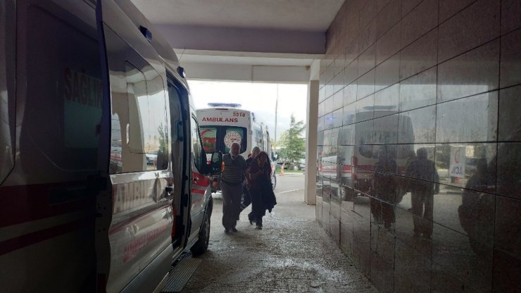 2 otomobil çarpıştı, 4 Yaralı