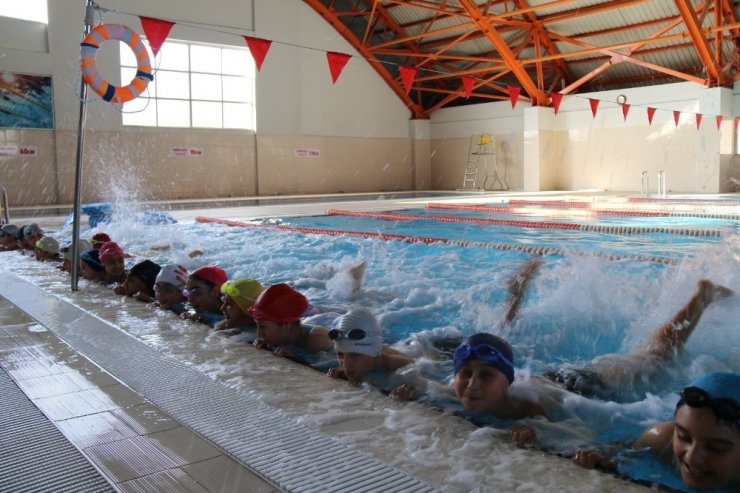 Beden dersleri havuzda yapılıyor, yüzme bilmeyen öğrenci kalmıyor