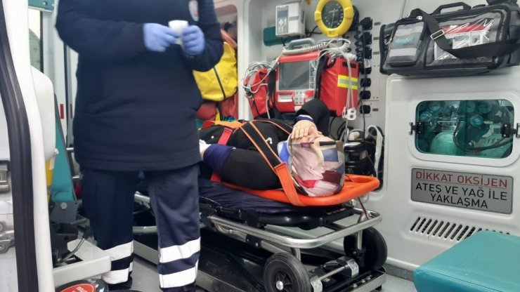 Otomobil ile hafif ticari araç çarpıştı: 4 yaralı
