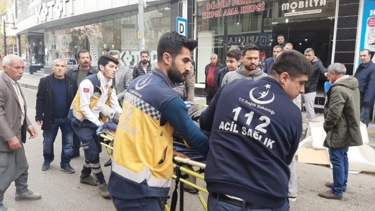 Motosiklet otomobile arkadan çarptı: 1 yaralı