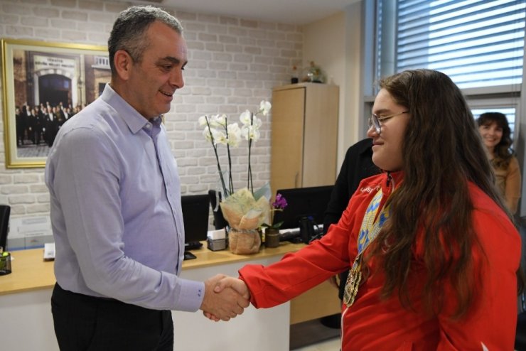 Avrupa Şampiyonu Aleyna’dan Başkan Böcek ve Esen’e ziyaret