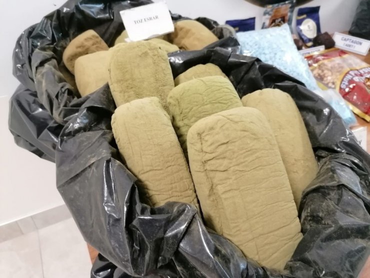 Narkotik ekipleri, soya sosuna batırılmış leblebi görünümünde afyon sakızı ele geçirdi