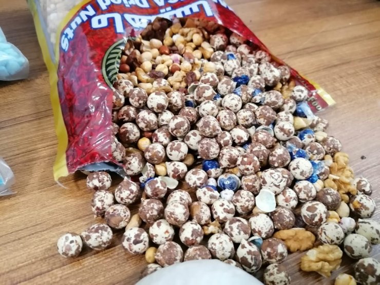 Narkotik ekipleri, soya sosuna batırılmış leblebi görünümünde afyon sakızı ele geçirdi