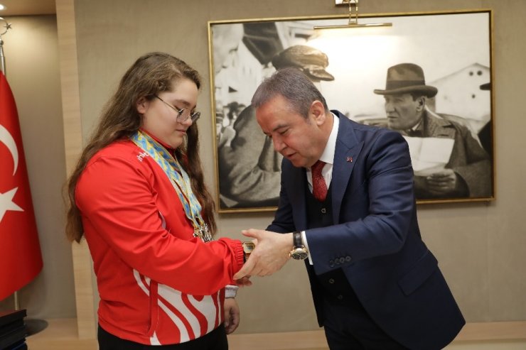Avrupa Şampiyonu Aleyna’dan Başkan Böcek ve Esen’e ziyaret