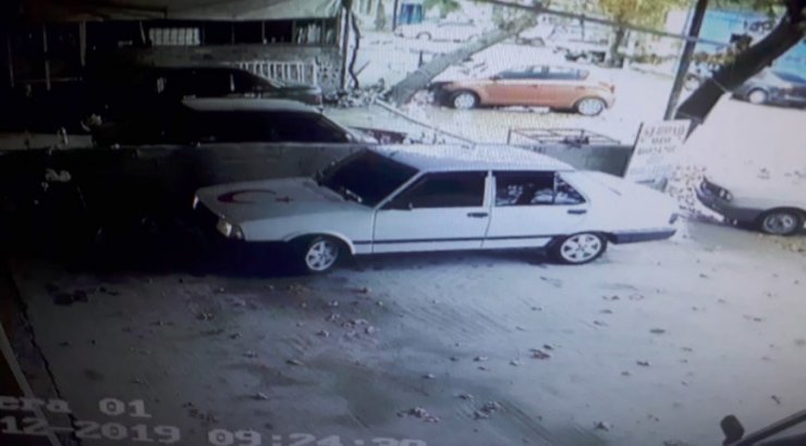 Fırtınanın devirdiği ağaç otomobili hurdaya çevirdi