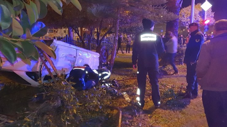 Hurda yığınına dönen araçtan sağ çıktı