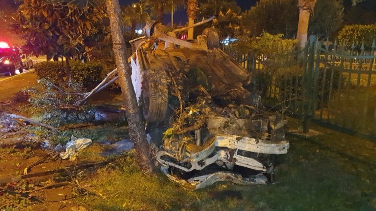 Hurda yığınına dönen araçtan sağ çıktı