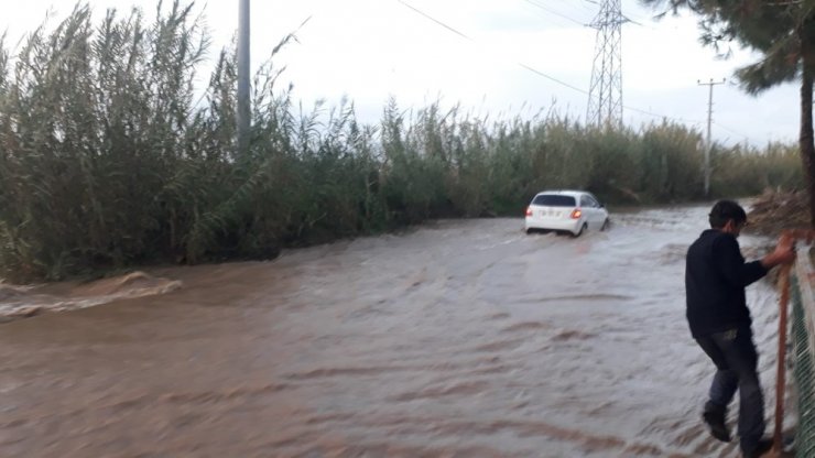 Antalya’da taşan dere yolu kapattı, vatandaşlar evine dönmekte zorlandı