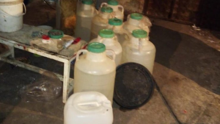 Muhtar, evini içki imalathanesine çevirdi: 500 litre içki ele geçirildi