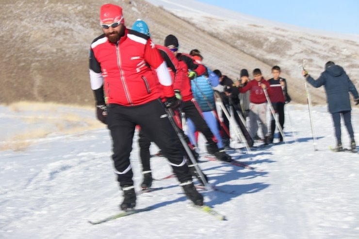 2 bin 500 rakımlı Nemrut Dağı’nda kayak sezonu açıldı