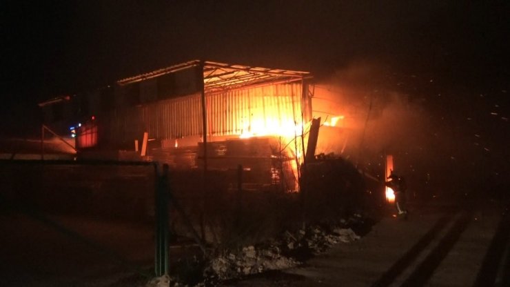 Bursa’da korkutan yangın, 3 fabrika küle döndü