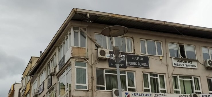 Bursa’da şiddetli lodos sonucu iş hanının çatısı sarktı