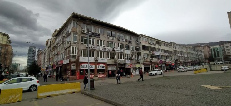 Bursa’da şiddetli lodos sonucu iş hanının çatısı sarktı