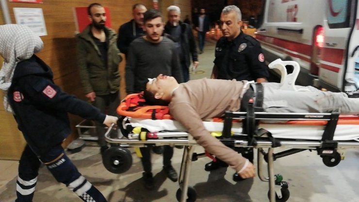Motosiklet kazada parçalara ayrıldı: 2 kardeş yaralandı