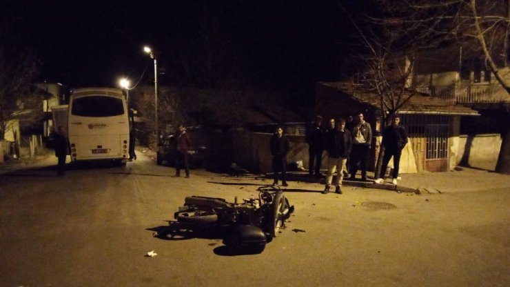 Motosiklet kazada parçalara ayrıldı: 2 kardeş yaralandı