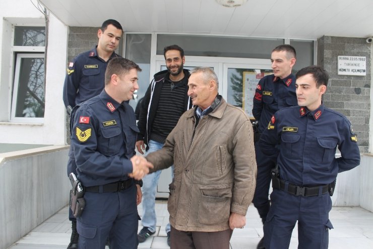 Çalınan koyunlarını bulan jandarmaya teşekkür ziyareti
