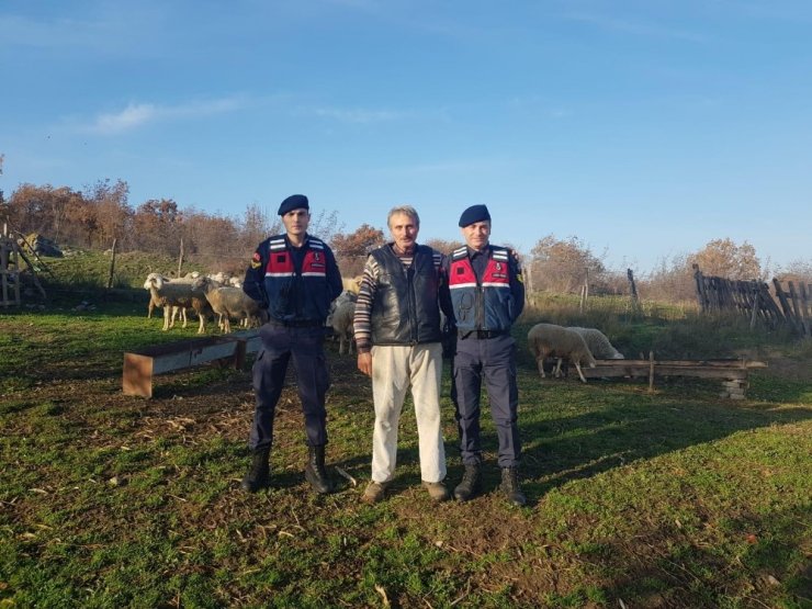 Çalınan koyunlarını bulan jandarmaya teşekkür ziyareti