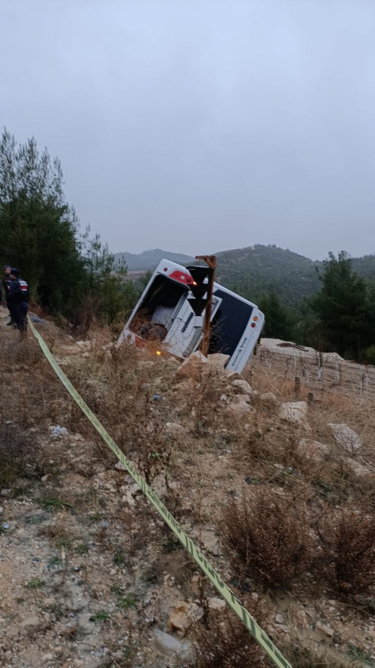 Denizli'de midibüs şarampole devrildi: 1 ölü, 20 yaralı