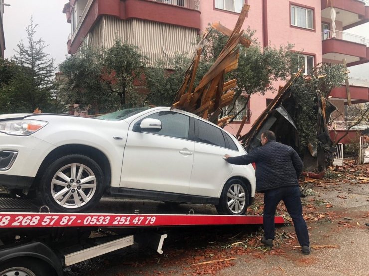 Rüzgarın uçurduğu çatının parçaları aracın tavanına ok gibi saplandı