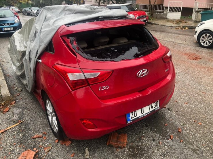 Rüzgarın uçurduğu çatının parçaları aracın tavanına ok gibi saplandı