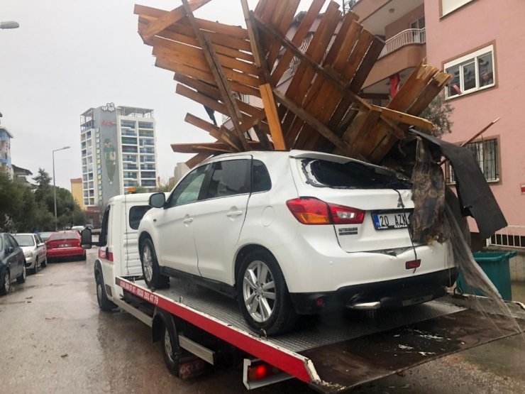 Rüzgarın uçurduğu çatının parçaları aracın tavanına ok gibi saplandı