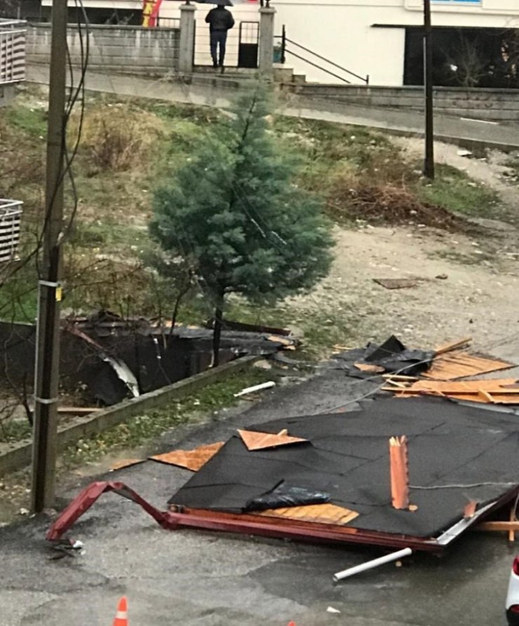 Şiddetli esen rüzgar reklam panolarını devirdi, çatıları uçurdu
