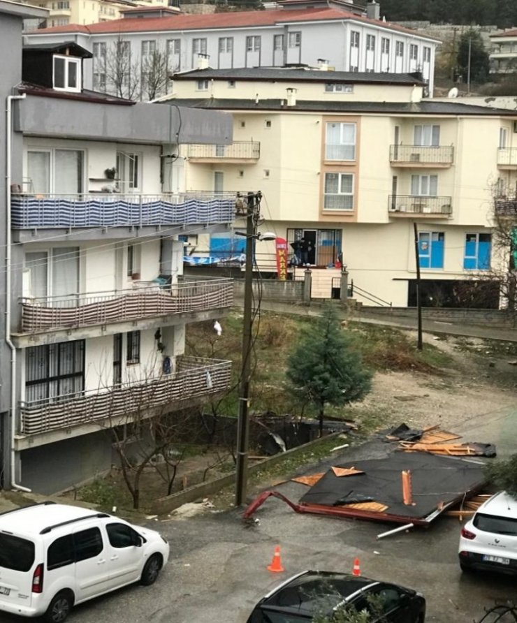 Şiddetli esen rüzgar reklam panolarını devirdi, çatıları uçurdu