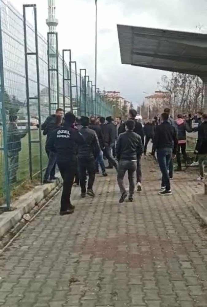 Amatör maçta tribün karıştı