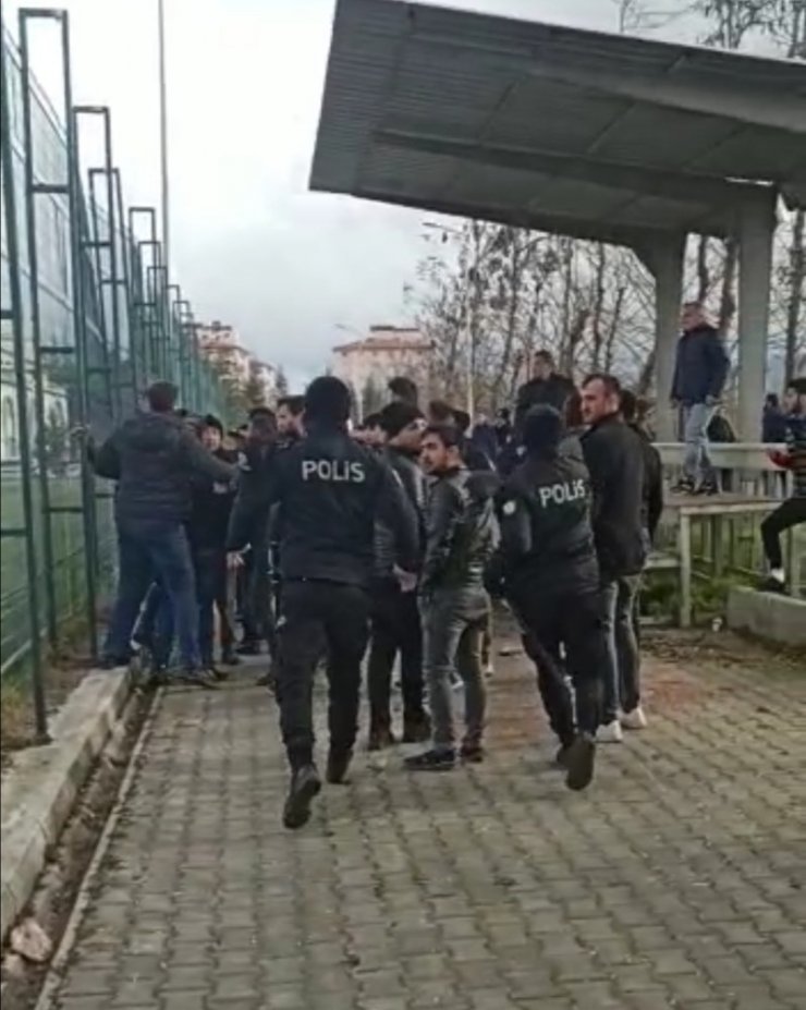 Amatör maçta tribün karıştı