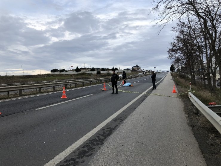 Üst geçit yerine yolu kullanarak karşıya geçmeye çalışınca feci şekilde can verdi