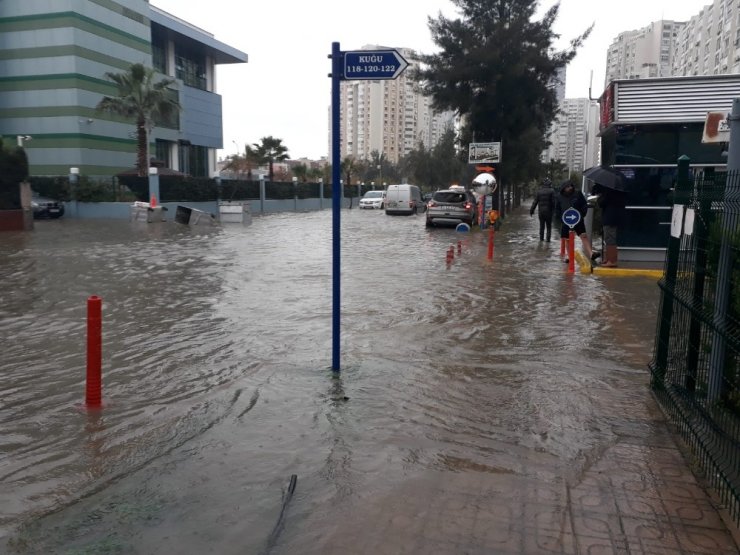 İzmir’i sağanak ve lodos vurdu